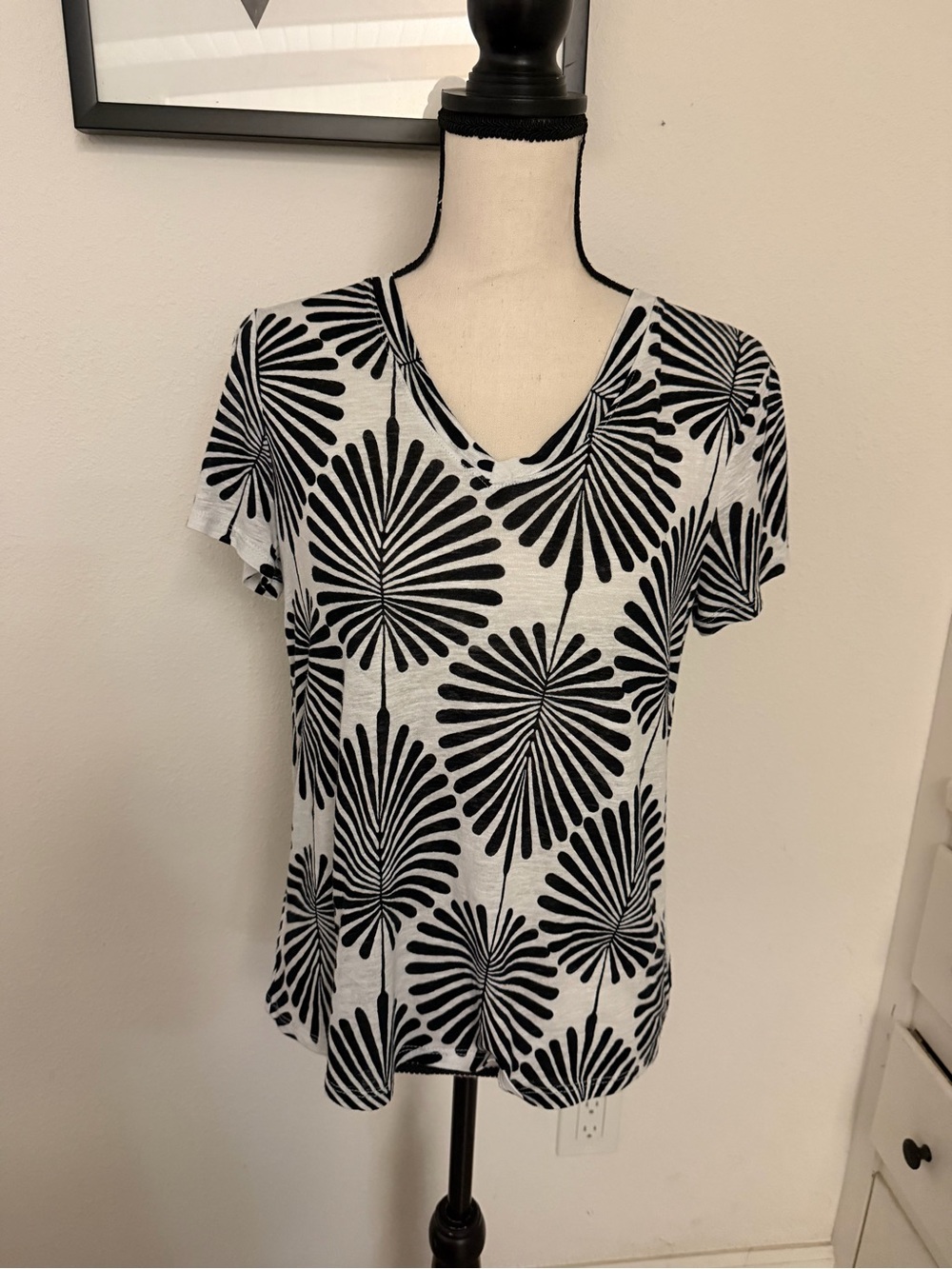 Joie Black and White V-Neck Short Sleeve Floral Graphic  linen blend top